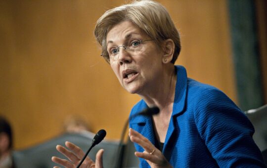 Elizabeth Warren's Bank-Endorsed Ban Crypto Bill Targets Attacks on Tech and Privacy