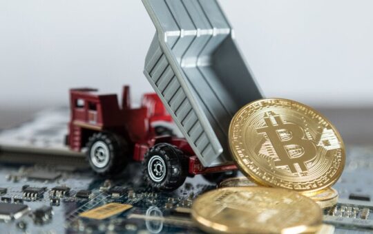 Most Official Bitcoin Mining Firms Survive Halves: Analysis