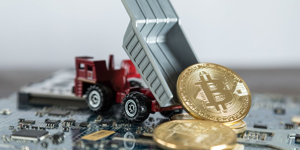 Most Official Bitcoin Mining Firms Survive Halves: Analysis