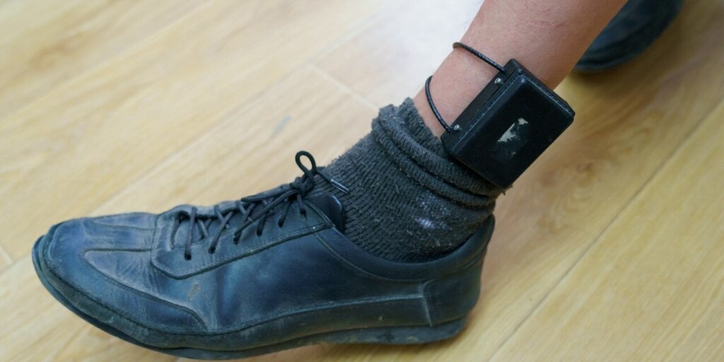 $150M Crypto Fraudster Flees After Disabling Ankle Monitor