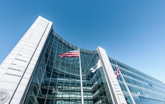 Crypto groups oppose the re-appointment of SEC's Caroline Crenshaw