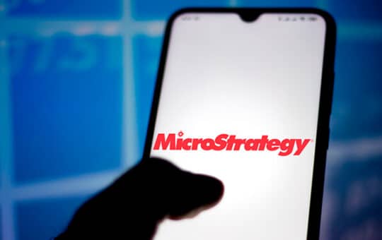 Das Microstrategy-Logo auf einem Smartphone