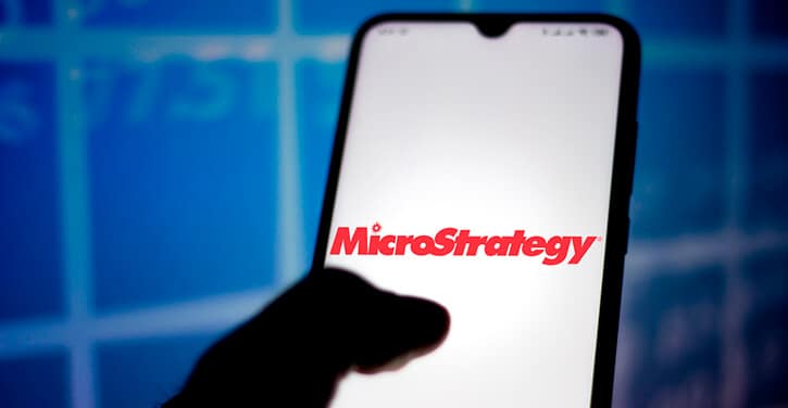 Das Microstrategy-Logo auf einem Smartphone