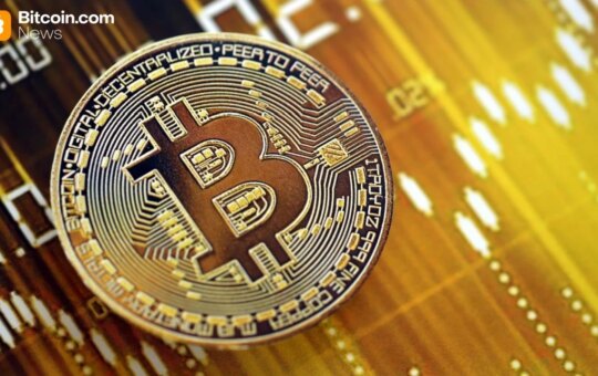 A Trader Warns Of A 50% Drop From The Bitcoin 'Broad Top' Pattern