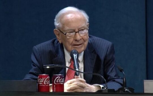 Warren Buffett'S Bersshire Harkeware $4.3B Position In Alphabet, Apple Wires