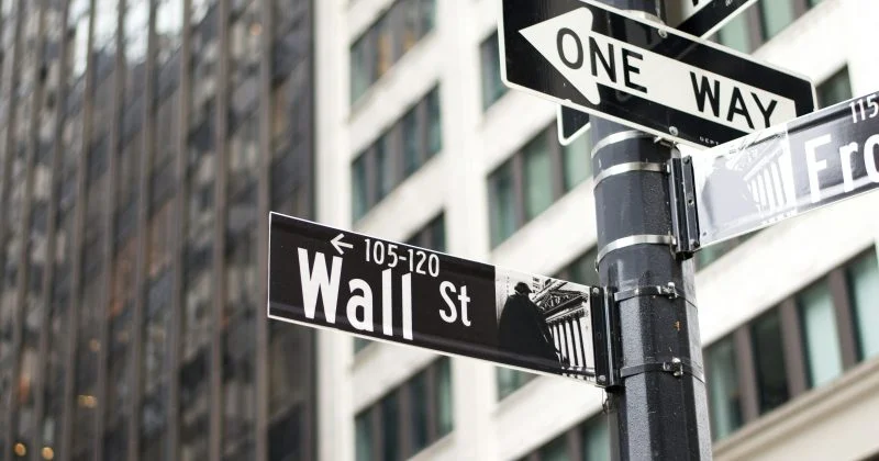 At The Meeting Of The Wall Road, A Mixed Scud Is Opened