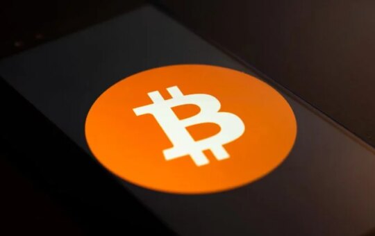 Bitcoin Is Rising Due To Liquidity Recovery And Institutional Demand, Not Geopolitics, Coinbase Executive Says