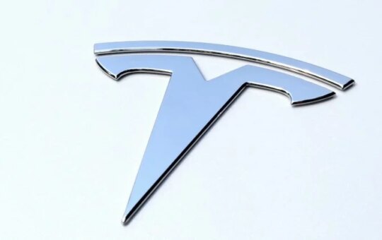 Tesla Shares Rise Despite A 16% Drop In Q4 Deliveries