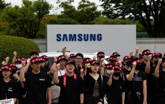 Samsung And Labor Union Resume Negotiations To Avert Massive Strike